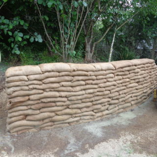 22.11.2017 we made a sand bag retaining wall. The sand bags are filled with dry concrete and held in place with steel rods. We added water to the sandbar wall and the concrete did set.