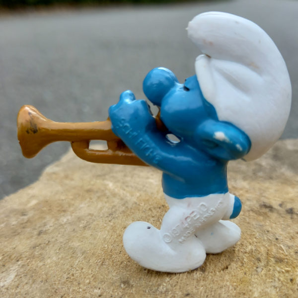 20047 Trumpeter Smurf with Tan Trumpet (Trompeter Schlumpf mit senffarener Trompete) #1 - Image 2