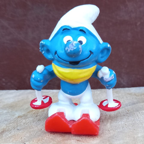 20091 Skier Smurf with White Dishes on Ski Poles RARE (Skiläufer Schlumpf) #3