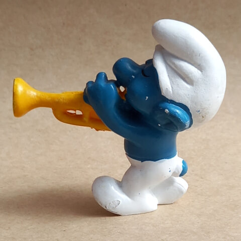 20047 Trumpeter Smurf with Yellow Trumpet (Trompeter Schlumpf mit gelber Trompete) #2