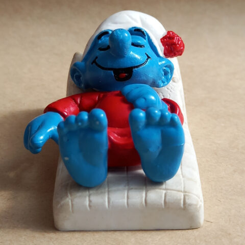 40240 Bed Smurf on White Mattress (Schlumpf im Bett)