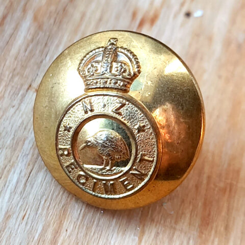NZ Regiment Button with Kiwi 19mm by Gaunt London (ARMY-005)