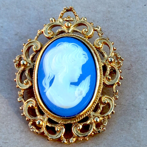 Vintage Faux Blue Cameo and Gold Tone Brooch (VCAJ-010)