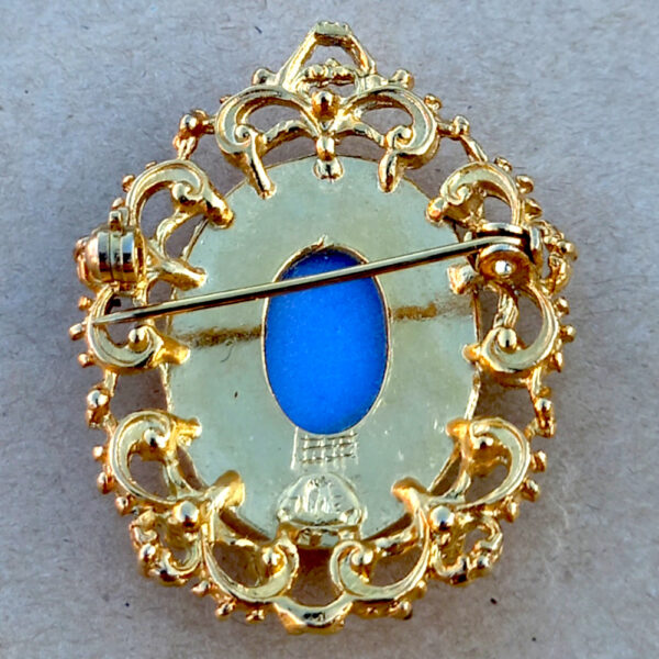 Vintage Faux Blue Cameo and Gold Tone Brooch (VCAJ-010) - Image 3