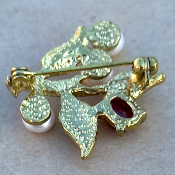 Vintage Goldtone Brooch with Leaves with Faux Pearls and Ruby Rhinestone (VCAJ-011) - Image 2