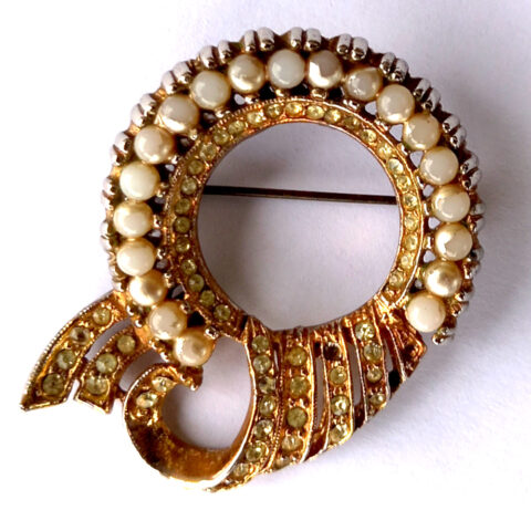 Vintage Gold Tone Brooch With Faux Pearls and Rhinestones (VCAJ-028)