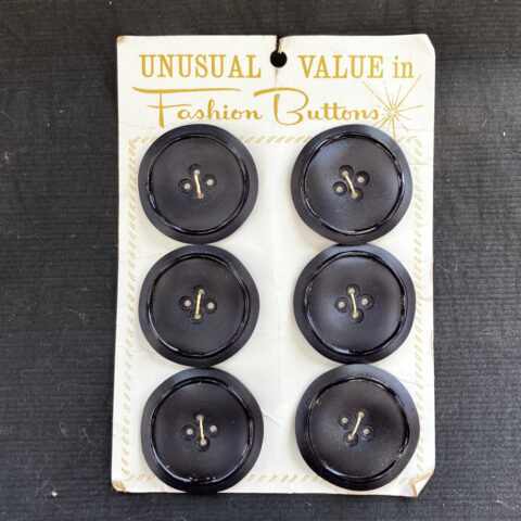 40mm Vintage Buttons Black On Card x6 (BUT-032)