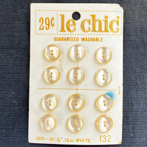 11mm Vintage Le Chic Buttons Cream On Card x12 (BUT-037)