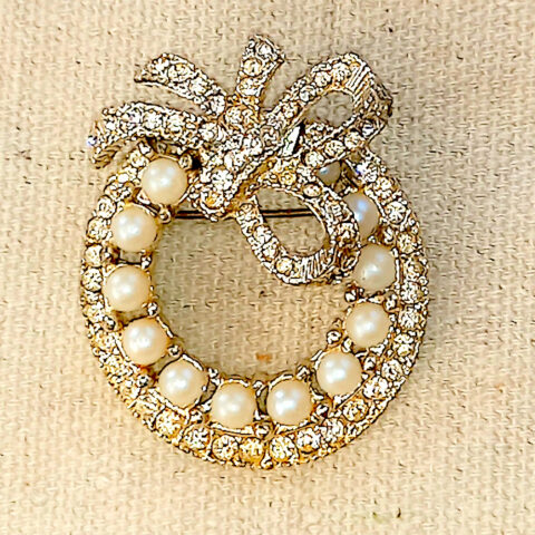 Vintage Gold Tone Brooch With Faux Pearls and Rhinestones (VCAJ-056)