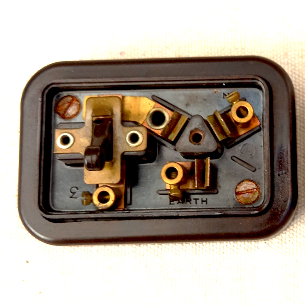 Energo 10 amp 240 volts AC Bakelite electrical socket