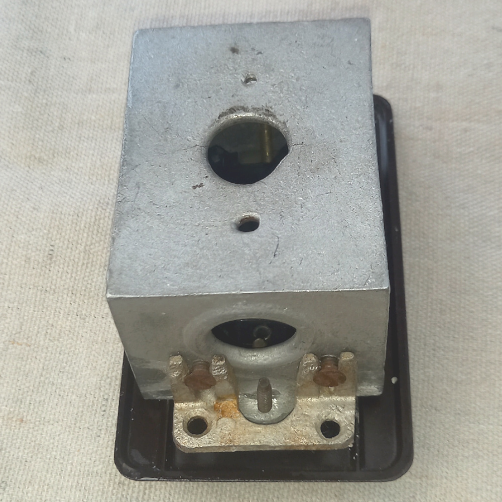 Art Deco Bakelite Rocker Light Switch 5.5A 240V (ANTV-005) - Image 4
