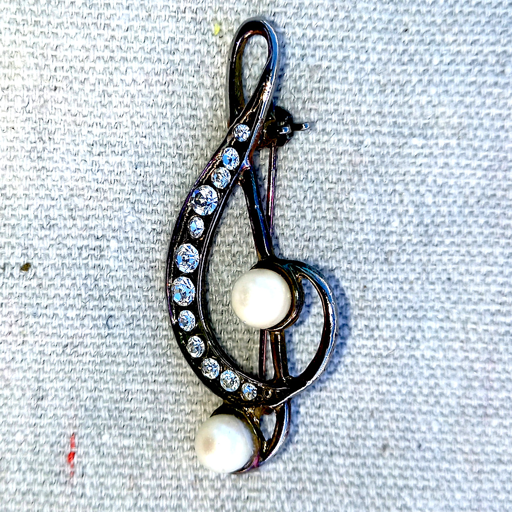 Treble Clef Brooch with Rhinestones + Faux Pearls (VCAJ-067)