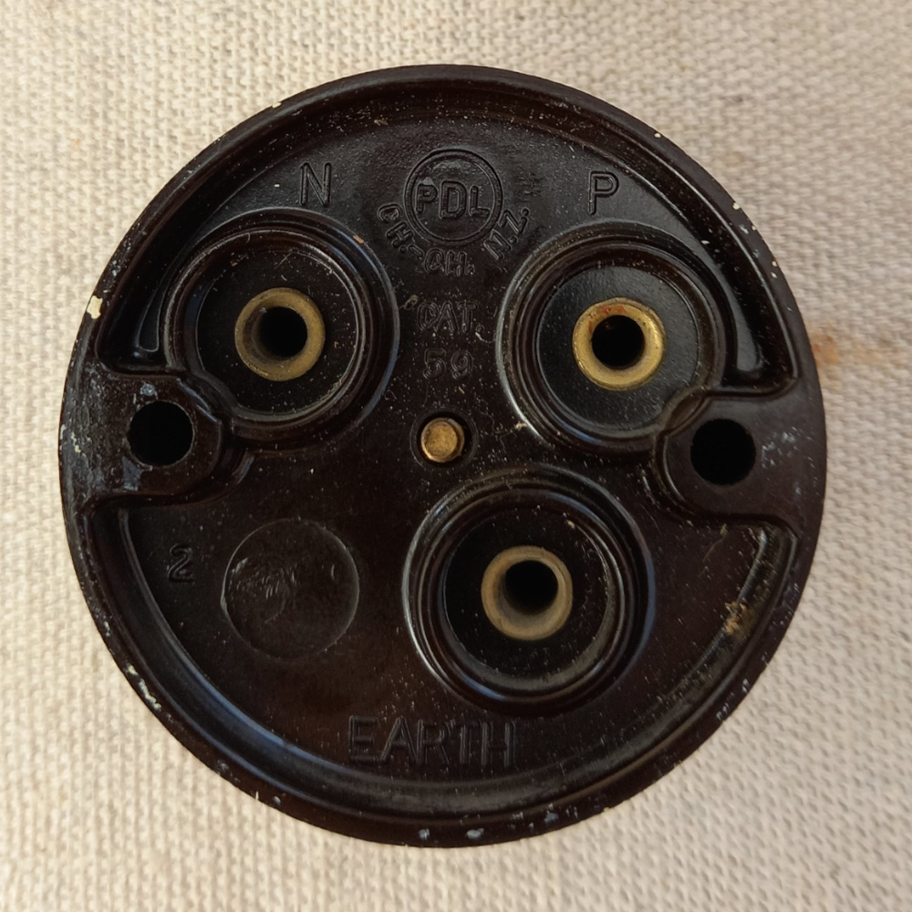 Bakelite 3-Pin Power Socket 10A 240VAC by PDL (ANTV-039) - Image 2