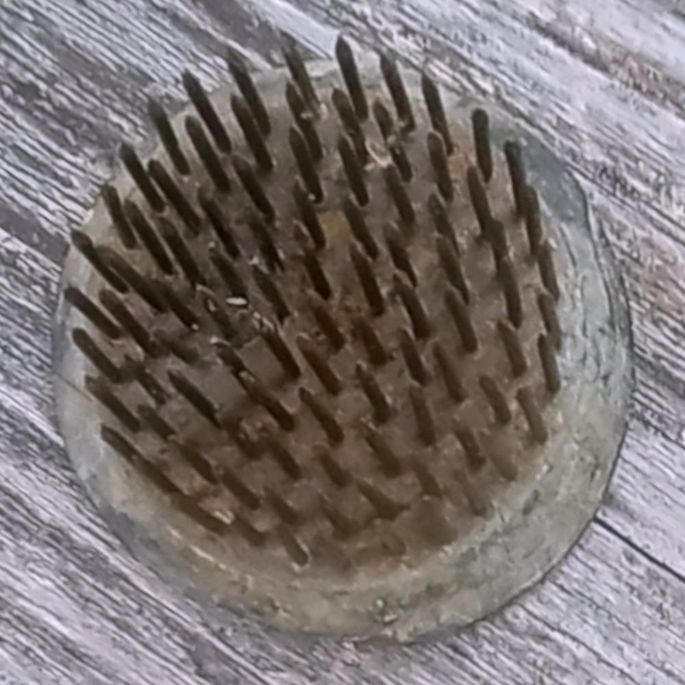 Vintage Flower Frog Round D=50mm Fakir Bed (SANT-015)