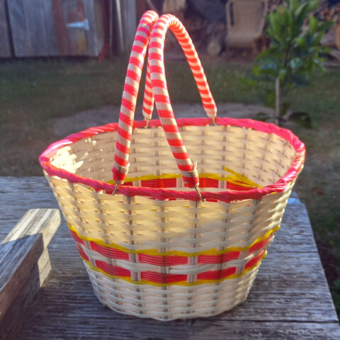 1960s Vintage Plastic Woven Basket (VCBA-018)
