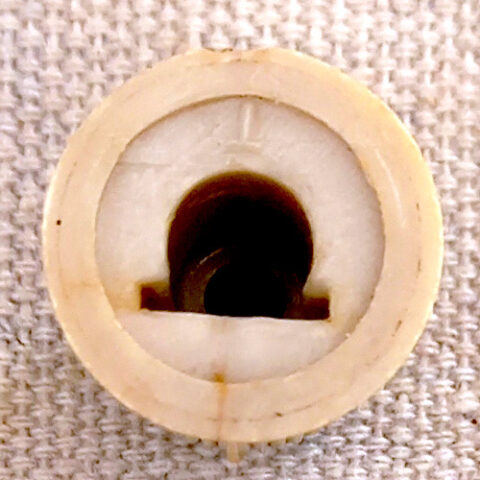 Cream vintage control knob 17mm diameter with 6mm shaft hole for electronics.