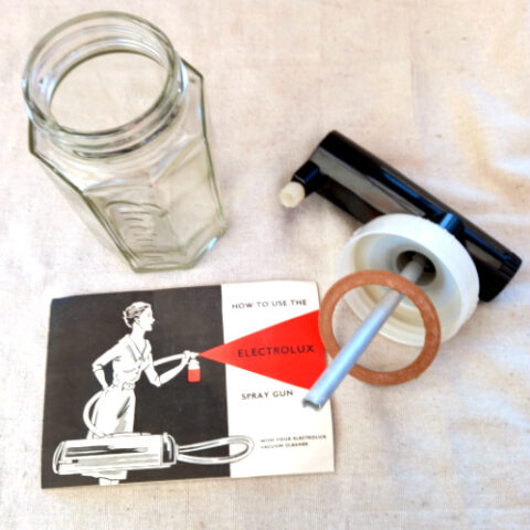 31mm vacuum paint sprayer attachment connected to vacuum hose for DIY painting