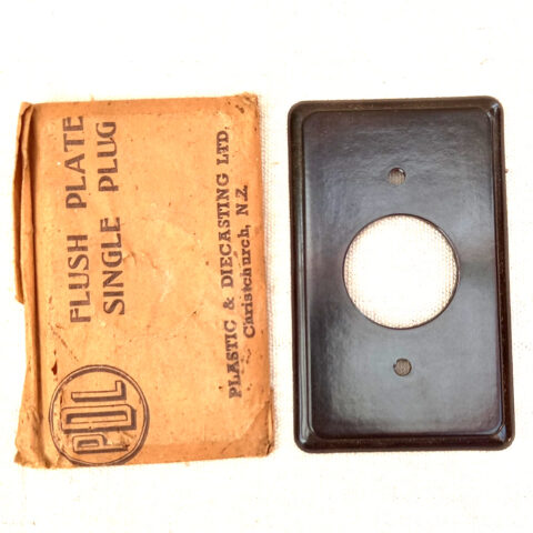 Bakelite Flush Plate for Single Plug by PDL (ANTV-133)