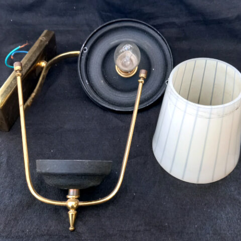 Mid 20th-century indoor wall lantern with bayonet B22 bulb fitting and vintage design