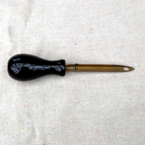 Rare vintage HATHOR Carpet Needle, collectible rug-making and sewing tool with classic haberdashery design.