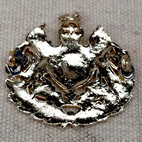 Vintage silver-tone badge featuring the Royal Coat of Arms with the inscriptions Honi Soit Qui Mal Y Pense and Dieu et Mon Droit.