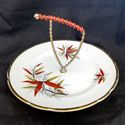 Retro one tier cake stand with handle by Mayell