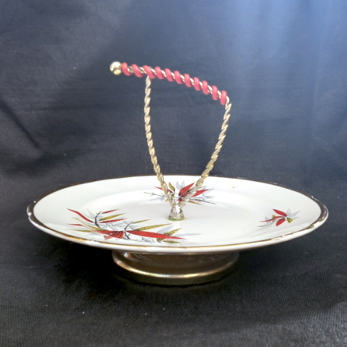 Retro one tier cake stand with handle by Mayell