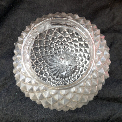 Retro globe light shade in textured clear glass with screw-in fitting