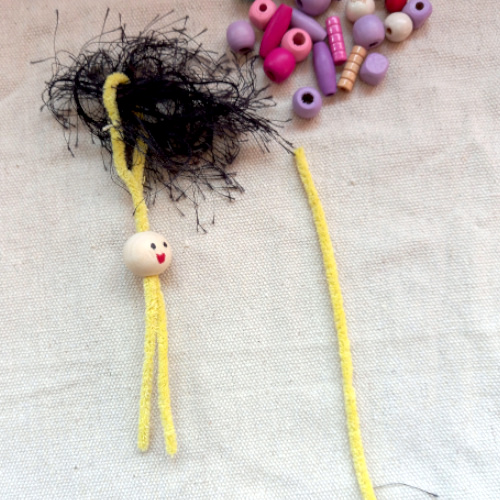 Looking for a fun craft activity for children? Make your own pipe cleaner people using beads, wool and pipe cleaners. Give each little person a unique face, hairstyle and colourful outfit!