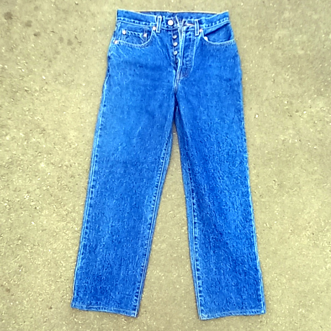 Vintage New Zealand-made Levi’s 555 straight leg jeans size 11R with red lowercase e tab