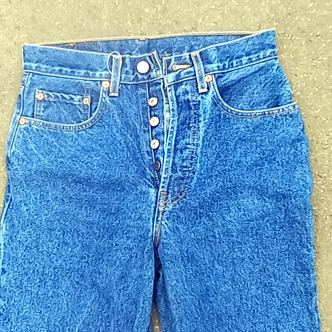 Vintage New Zealand-made Levi’s 555 straight leg jeans size 11R with red lowercase e tab