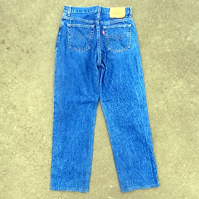 Vintage New Zealand-made Levi’s 555 straight leg jeans size 11R with red lowercase e tab